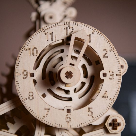 Maquette en bois d'horloge-moteur 